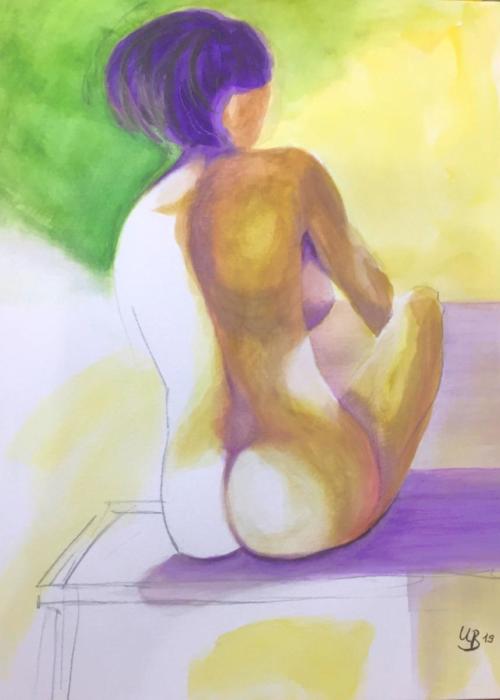 Sitzende Frau mit lila Haaren